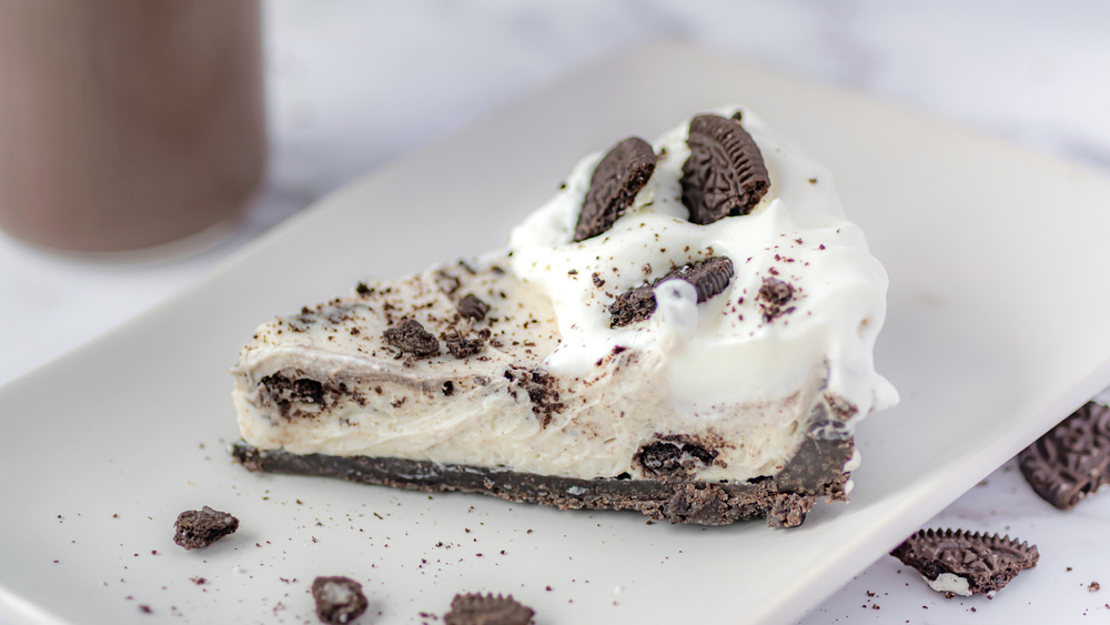 no-bake Oreo cheesecake served