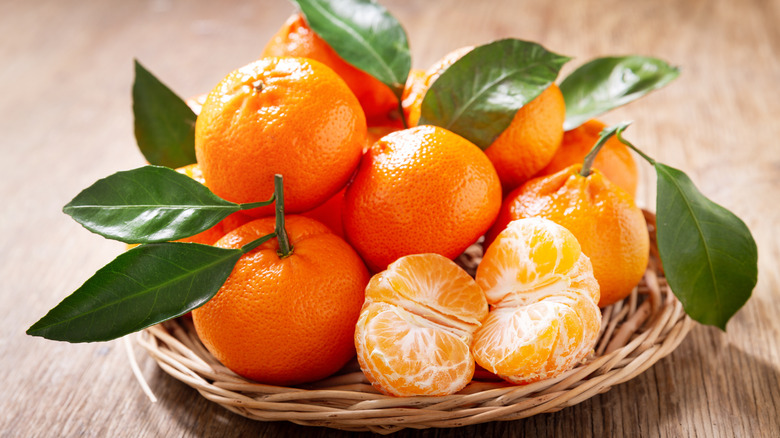 Bowl of oranges