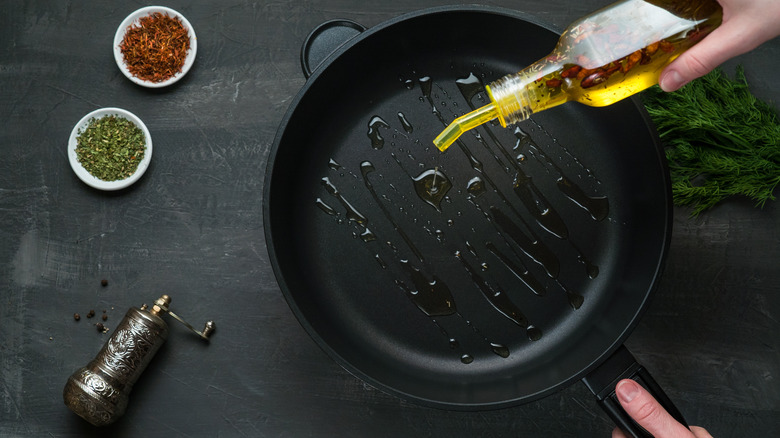 Non-stick pan with oil