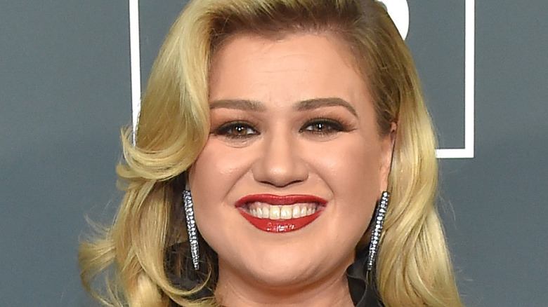 Kelly Clarkson smiling