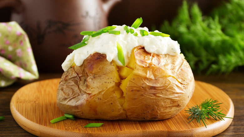 Baked potato with sour cream and chives