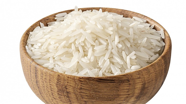 wooden bowl of uncooked rice