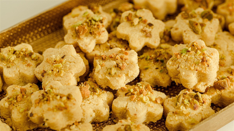 Cookies with pistachio on platter 
