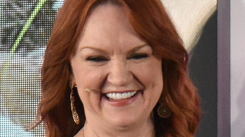 Ree Drummond peaking at an event