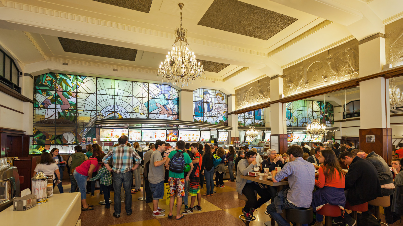 O McDonald’s português parece uma enorme catedral