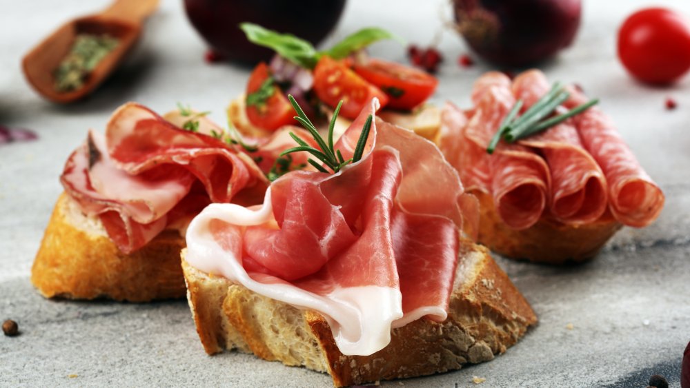 Bruschetta topped with prosciutto