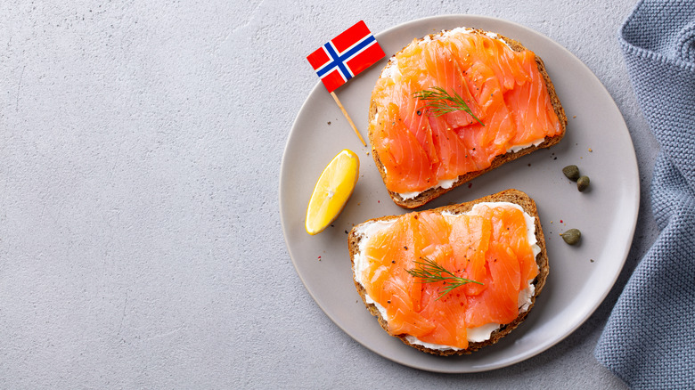smoked salmon on bread with Norwegian flag
