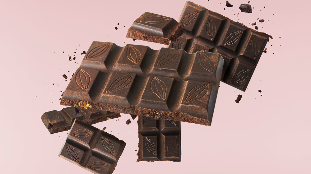 Шоколадка имеет длину 25. Даниэль Петер шоколад. Молочный шоколад квадратиками. Даниэль Петер молочный шоколад. Мобайл шоколад.