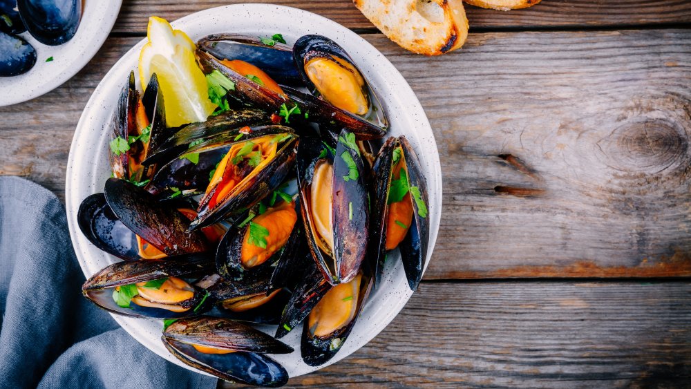 A bowl of mussels