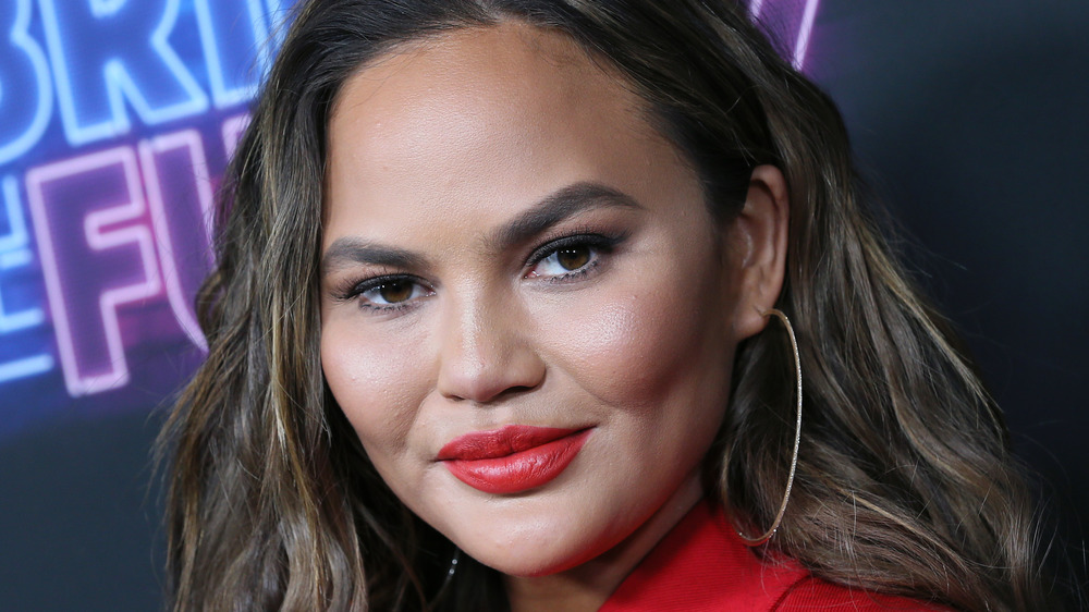 Chrissy Teigen, bright red lipstick 