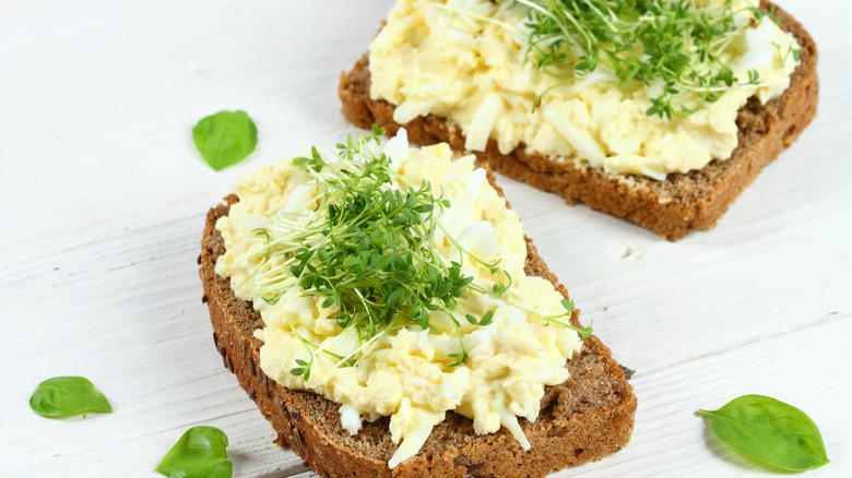 Bread with egg salad and watercress