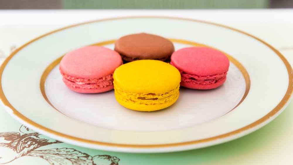 A plate of macarons