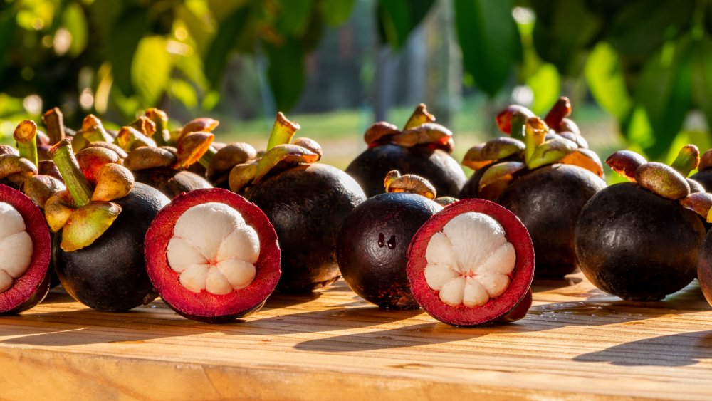 mangosteen cut open