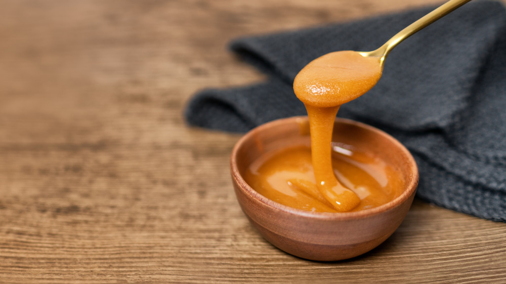 A bowl of Manuka honey