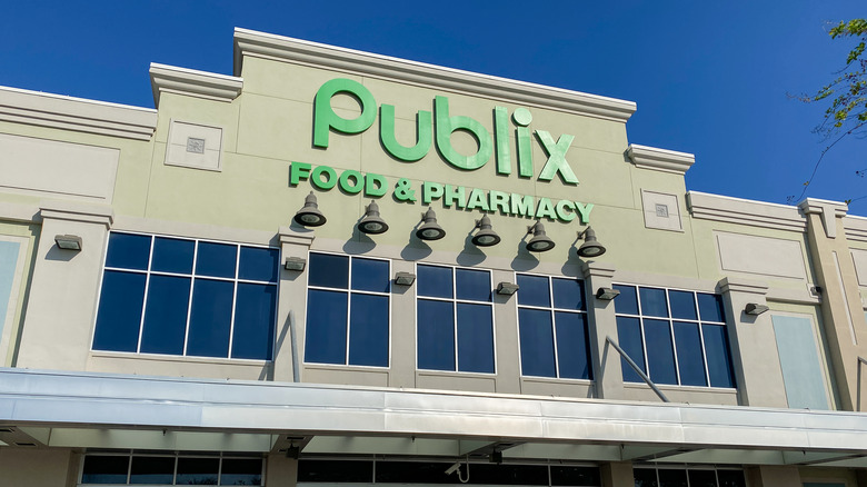 Green Publix logo on outside of white building