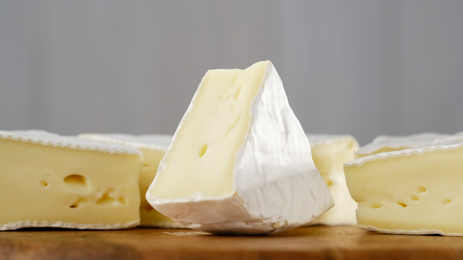 Дэн чиз моцарелла. Сыр президент камамбер с белой плесенью. Сыр бри в разрезе. Swedish soft cheeses. Сыр халуми.