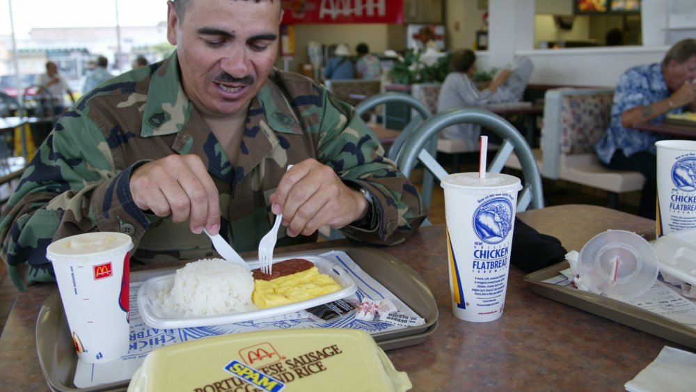 Soldato che mangia spam al McDonald's hawaiano