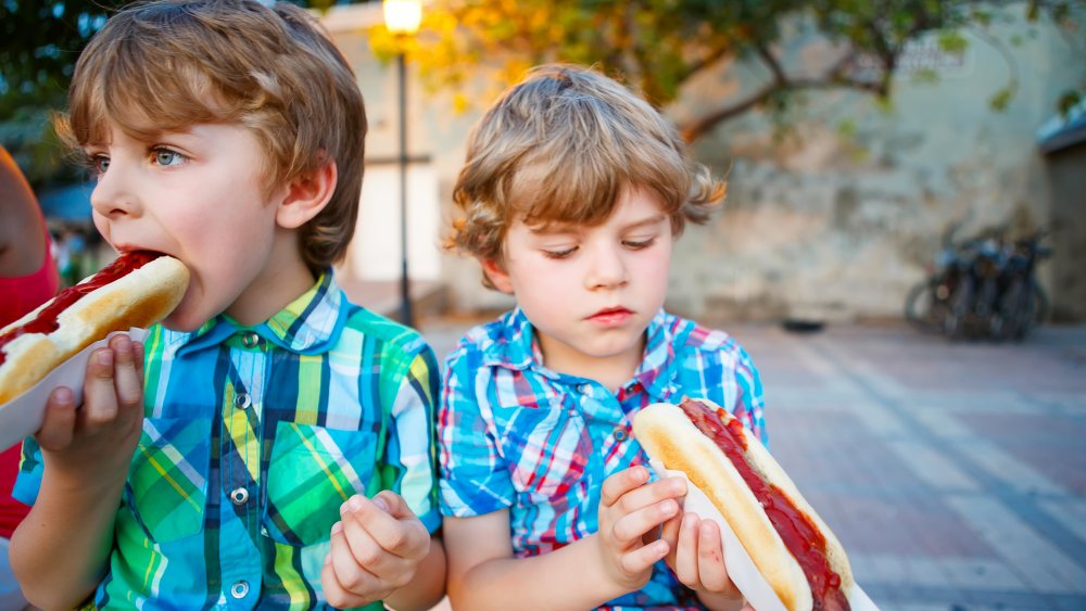 children eating hot dogs