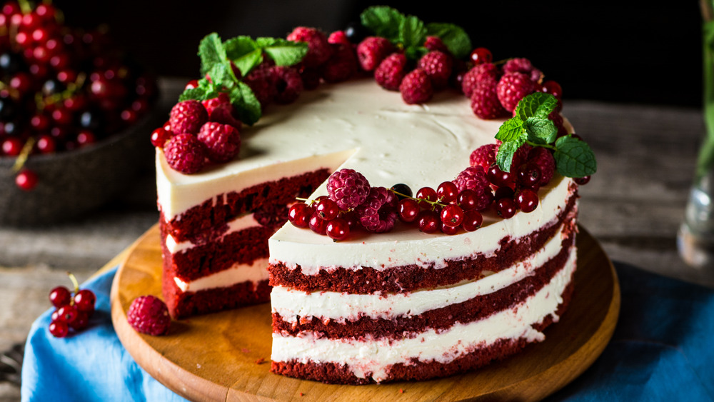 Cake with raspberries 
