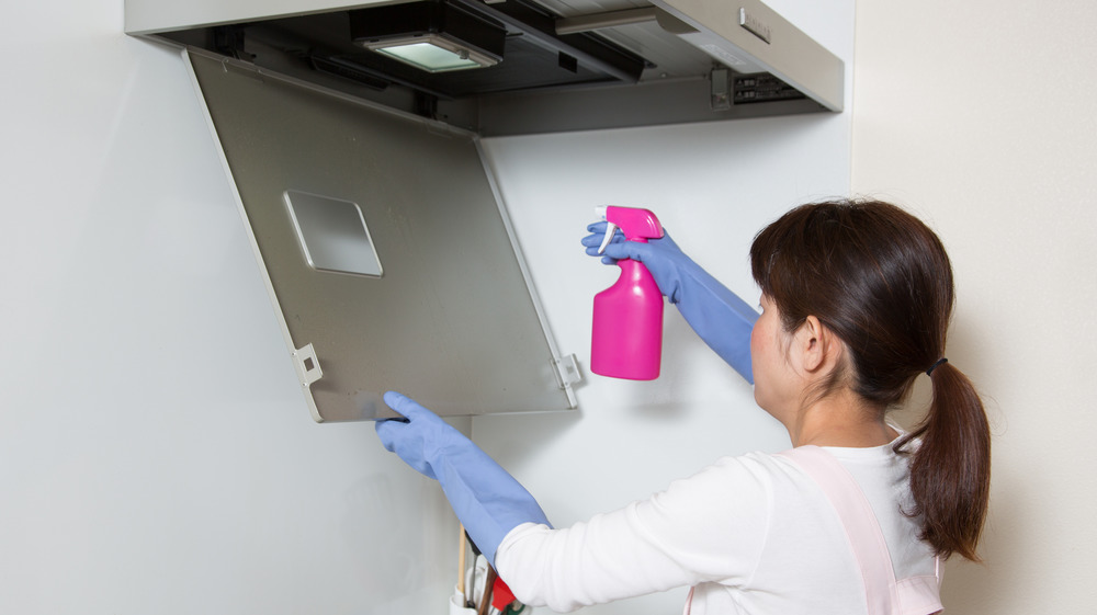 Cleaning kitchen fan filter