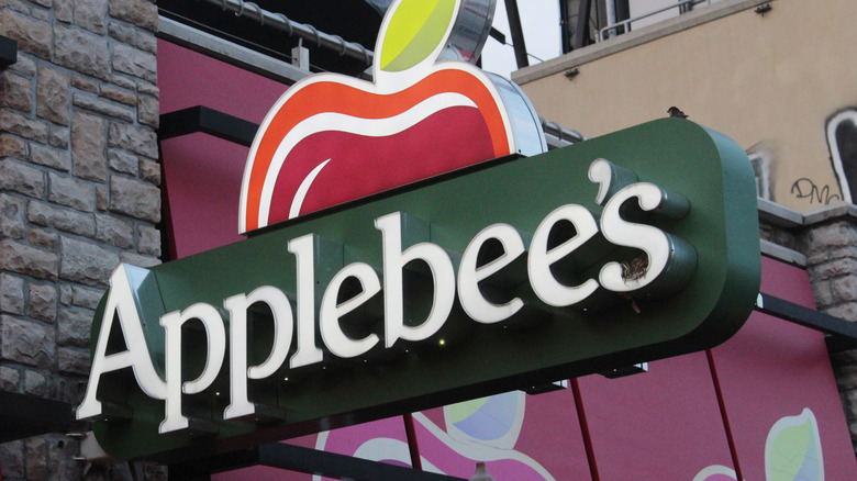 Sign exterior of Applebee's