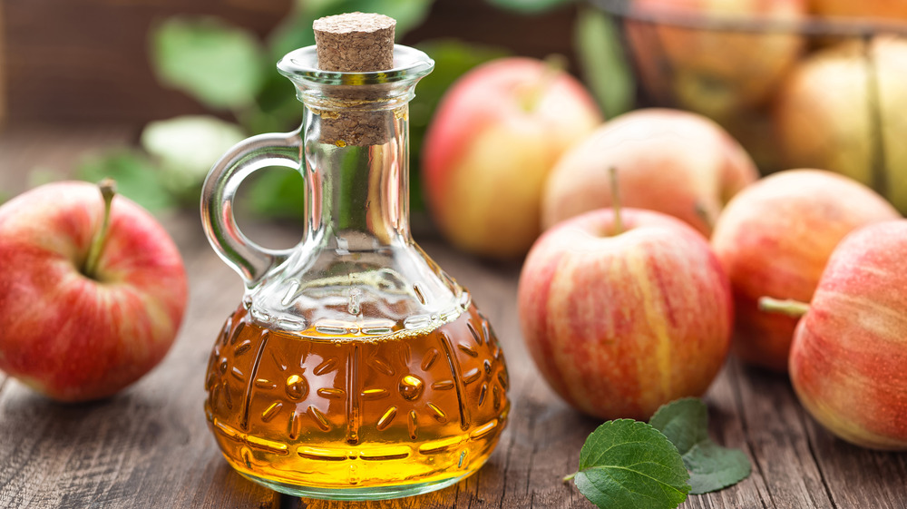 apple cider vinegar with apples