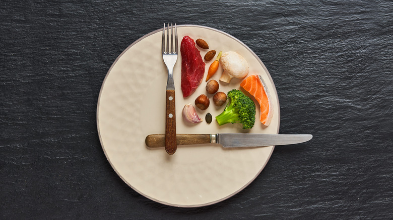 Clock-like plate and utensils