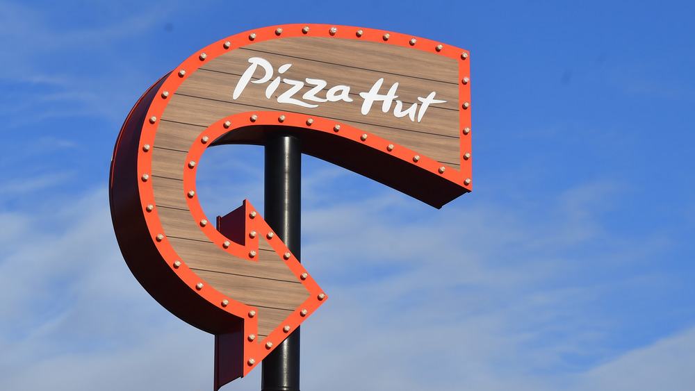 Pizza Hut restaurant sign