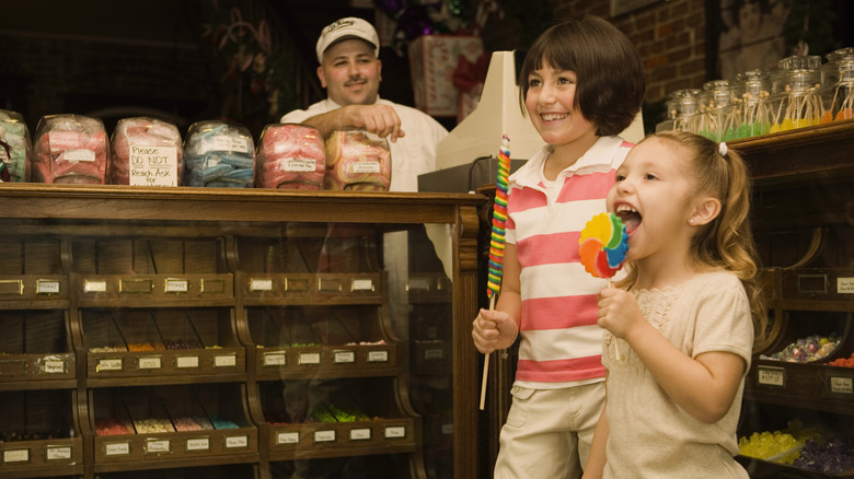 kids eating candy lollipops