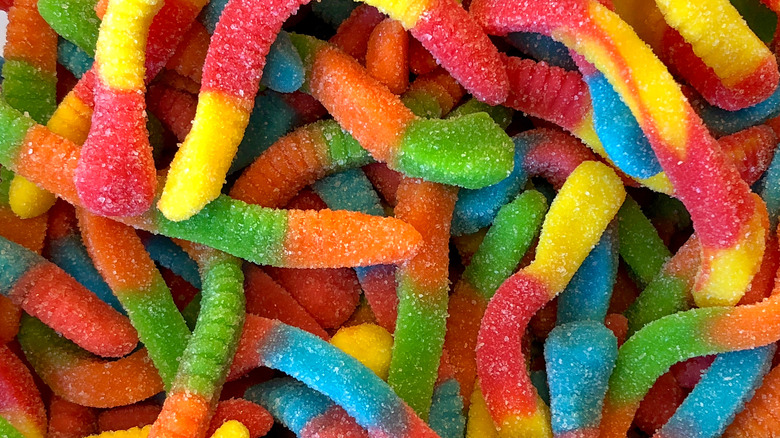 Sour gummy worms