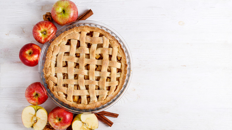 Apple pie in glass tin