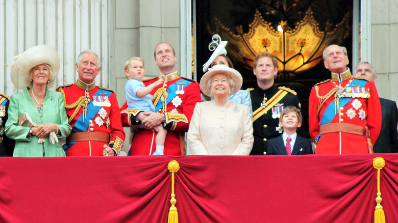  keluarga kerajaan di balkon di trooping the color