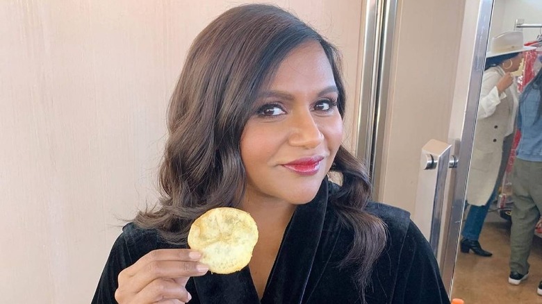 mindy kaling eating, eating potato chips