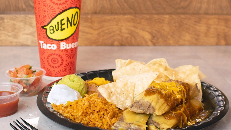 Taco Bueno platter and drink