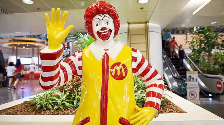 Statue of Ronald McDonald waving
