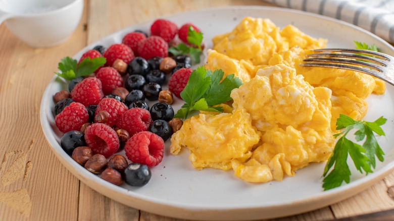 Scrambled eggs with fresh berries