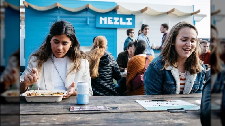   Restaurante Mezli y clientes comiendo