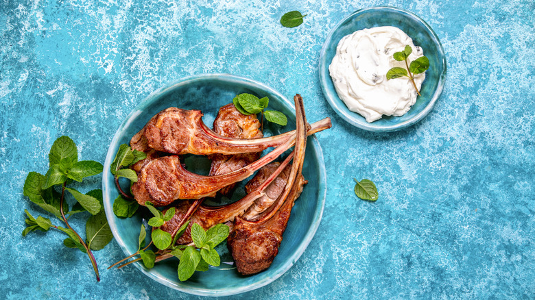 Lamb chops with mint and yogurt