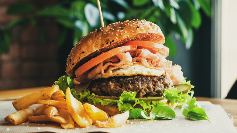 hamburger in a restaurant 