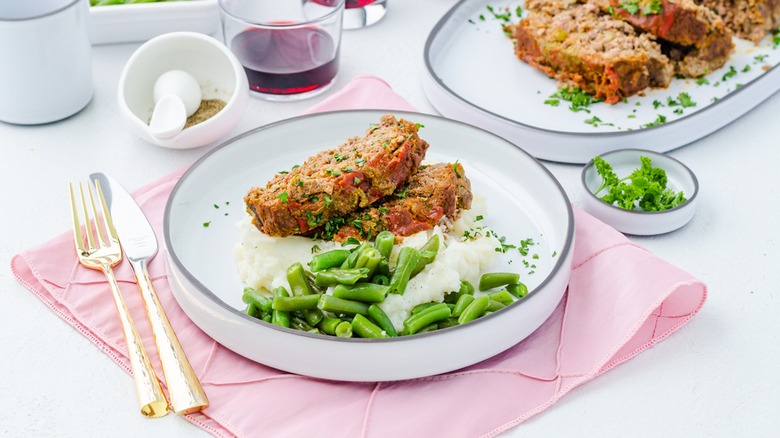 meatloaf slices with green beans