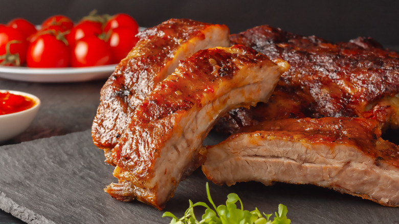 Ribs with sauce and tomatoes