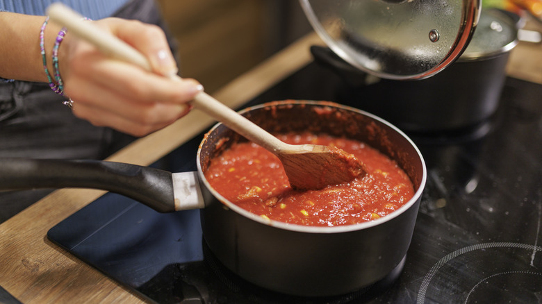 making spaghetti sauce
