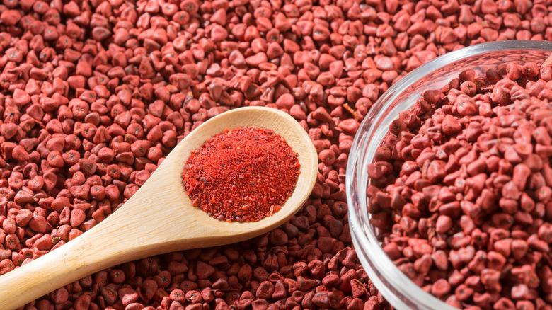 Annatto seeds and annatto powder