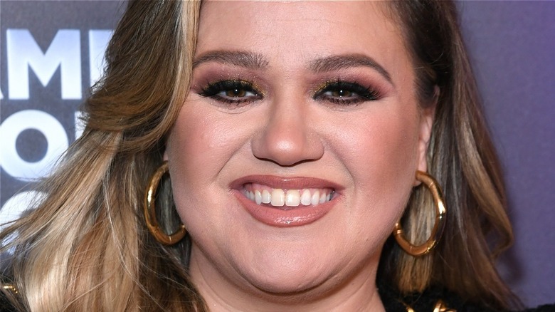 Kelly Clarkson wearing thick earrings