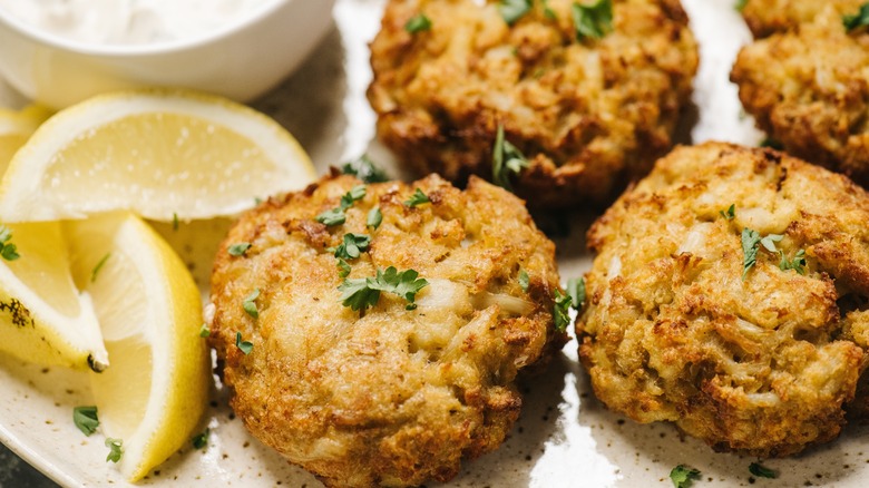 Crab cakes with lemon and herbs