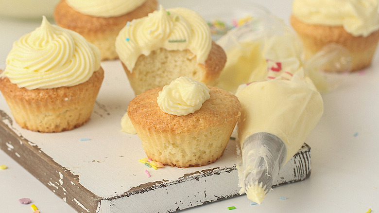 Cream cheese icing on cupcakes