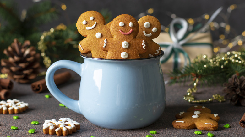 gingerbread men cookies in blue mug