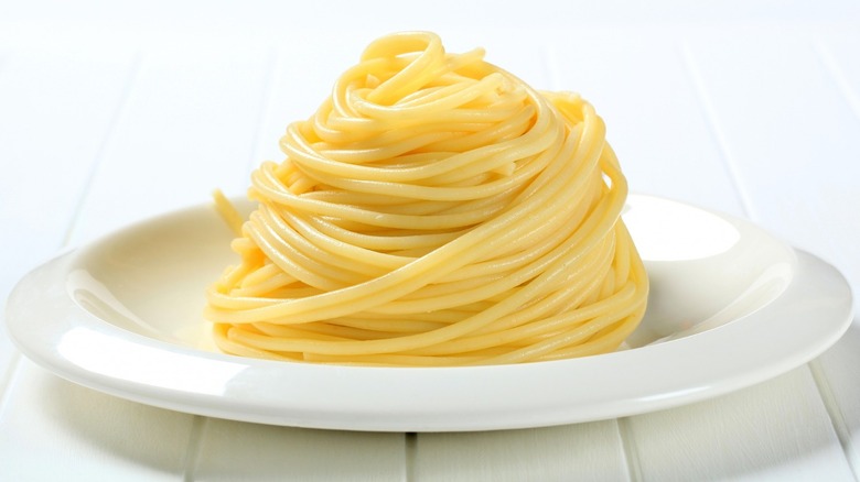 spaghetti noodles piled in a bowl