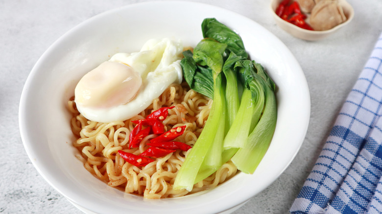 ramen with veggies and egg