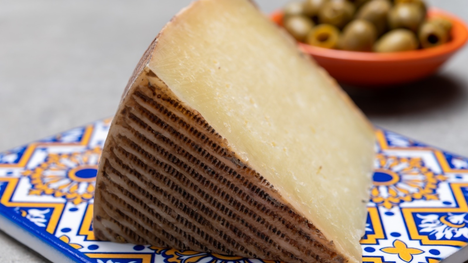 Un queso español con una corteza texturizada cepillada con aceite de oliva.